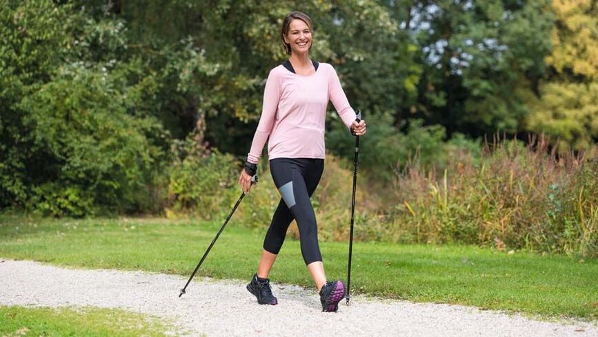 moteris yra užsiėmusi vaikščiojimu, kad išvengtų nugaros skausmų
