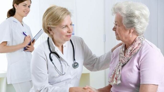 Gydytojas pateikia pacientui rekomendacijas dėl artrozės gydymo